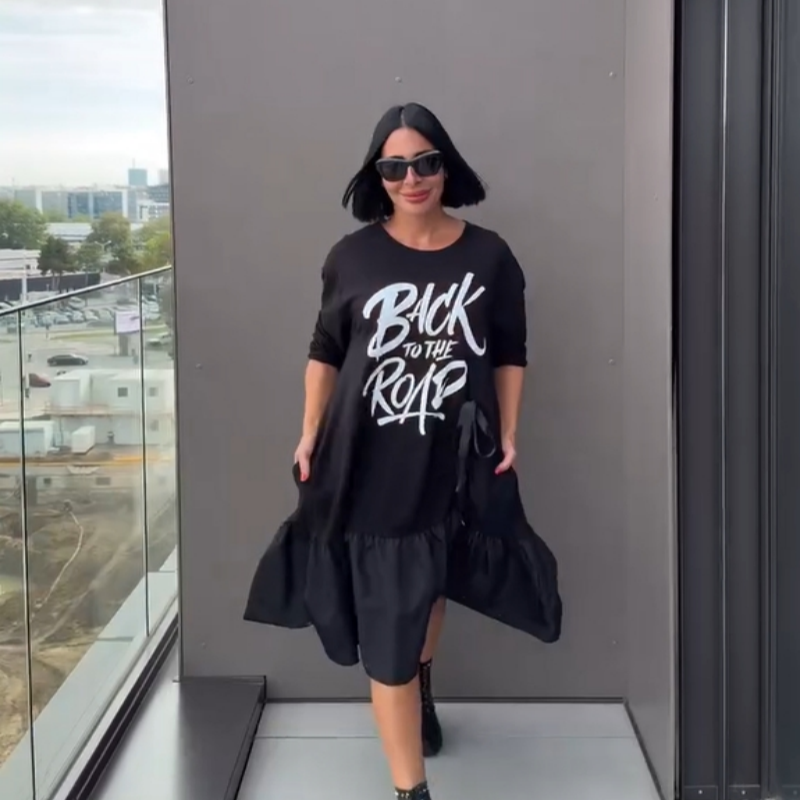Lockeres Kleid mit Rundhalsausschnitt, Alphabet und Schleife