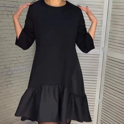 Lockeres, plissiertes, elegantes schwarzes Kleid mit siebenzackigen Ärmeln