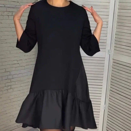 Lockeres, plissiertes, elegantes schwarzes Kleid mit siebenzackigen Ärmeln