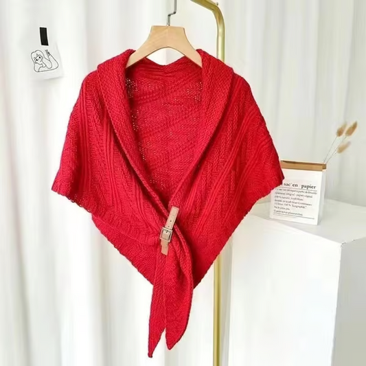 Gestricktes Dreieckstuch mit Lederschnalle