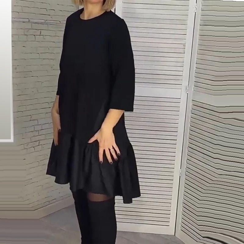 Lockeres, plissiertes, elegantes schwarzes Kleid mit siebenzackigen Ärmeln