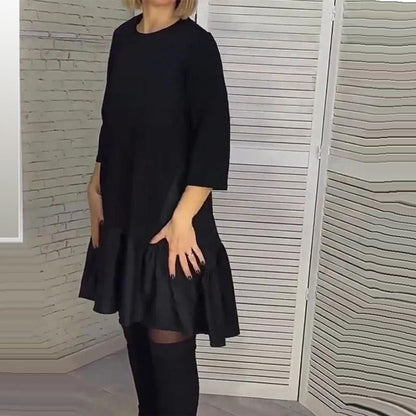 Lockeres, plissiertes, elegantes schwarzes Kleid mit siebenzackigen Ärmeln