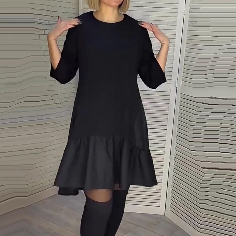 Lockeres, plissiertes, elegantes schwarzes Kleid mit siebenzackigen Ärmeln