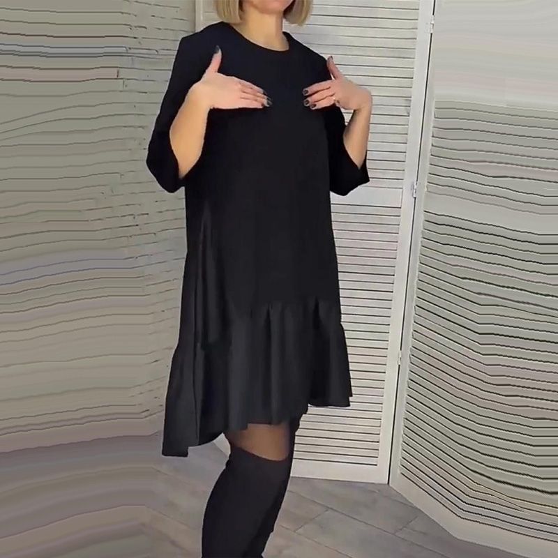 Lockeres, plissiertes, elegantes schwarzes Kleid mit siebenzackigen Ärmeln
