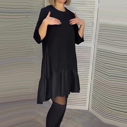 Lockeres, plissiertes, elegantes schwarzes Kleid mit siebenzackigen Ärmeln