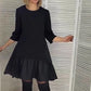 Lockeres, plissiertes, elegantes schwarzes Kleid mit siebenzackigen Ärmeln