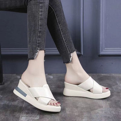 Contemporary open-toe sandals with a 7cm mid-heel