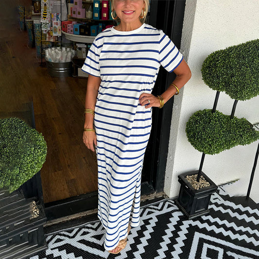 Gestreiftes Maxikleid mit Rundhalsausschnitt, Schlitz am Saum