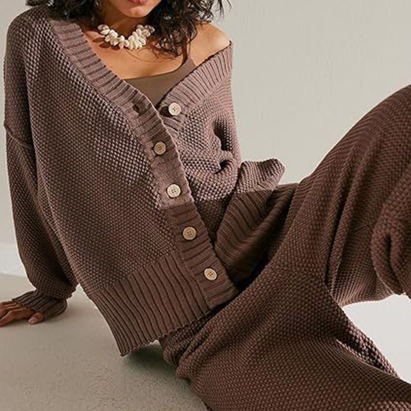 Lässiges zweiteiliges Outfit für Damen aus übergroßer Strickjacke und Baggy-Hose mit hoher Taille