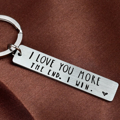 💓 „Am Ende gewinne ich, weil ich dich mehr liebe“ – Lustiger Schlüsselanhänger zum Geburtstag