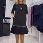 Damen-Kleid mit Rundhalsausschnitt, Knopfleiste auf der Rückseite und Falten