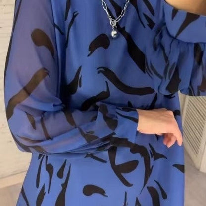 Lose bedrucktes langärmeliges Kleid mit Rundhalsausschnitt