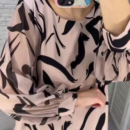 Lose bedrucktes langärmeliges Kleid mit Rundhalsausschnitt