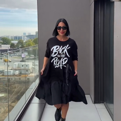 Lockeres Kleid mit Rundhalsausschnitt, Alphabet und Schleife