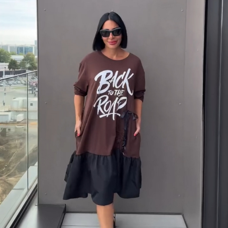 Lockeres Kleid mit Rundhalsausschnitt, Alphabet und Schleife
