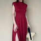 Einfarbiges, ärmelloses Kleid mit Taillenbetonung und Schlitz