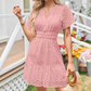 Damenkleid mit V-Ausschnitt und kurzen Ärmeln