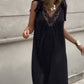 Damenkleid mit V-Ausschnitt und Spitzenband an den Schultern