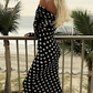 Elegantes Kleid mit Tupfenmuster und freien Schultern