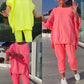 Rundhalsausschnitt mit Schlitz. Fluoreszierender Freizeitanzug für Damen