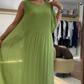 Fließendes grünes ärmelloses Maxikleid