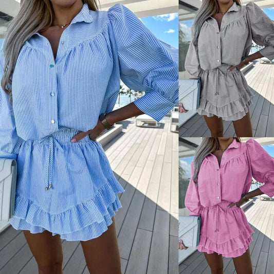 Damen-Set mit gestreiften Button-Down-Oberteilen und kurzen Röcken mit Revers