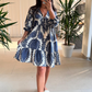 Damenmode-Minikleid mit V-Ausschnitt und Print