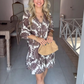 Damenmode-Minikleid mit V-Ausschnitt und Print