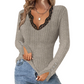✨Sparpaket: Damen-Top mit V-Ausschnitt und Spitzendetails + Brosche