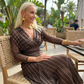 Bohemian-Maxikleid aus gerafftem Netzstoff mit V-Ausschnitt👗