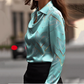 Damenbluse aus Satin mit Wasserfallausschnitt