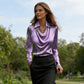 Damenbluse aus Satin mit Wasserfallausschnitt