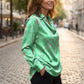 Damenbluse aus Satin mit Wasserfallausschnitt