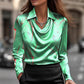 Damenbluse aus Satin mit Wasserfallausschnitt