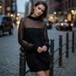 Minikleid mit transparentem Mesh-Einsatz und Stehkragen