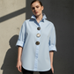 Oversize-Damenbluse mit auffälligen Knöpfen