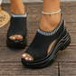 Atmungsaktive Peeptoe-Keilsandalen für Damen